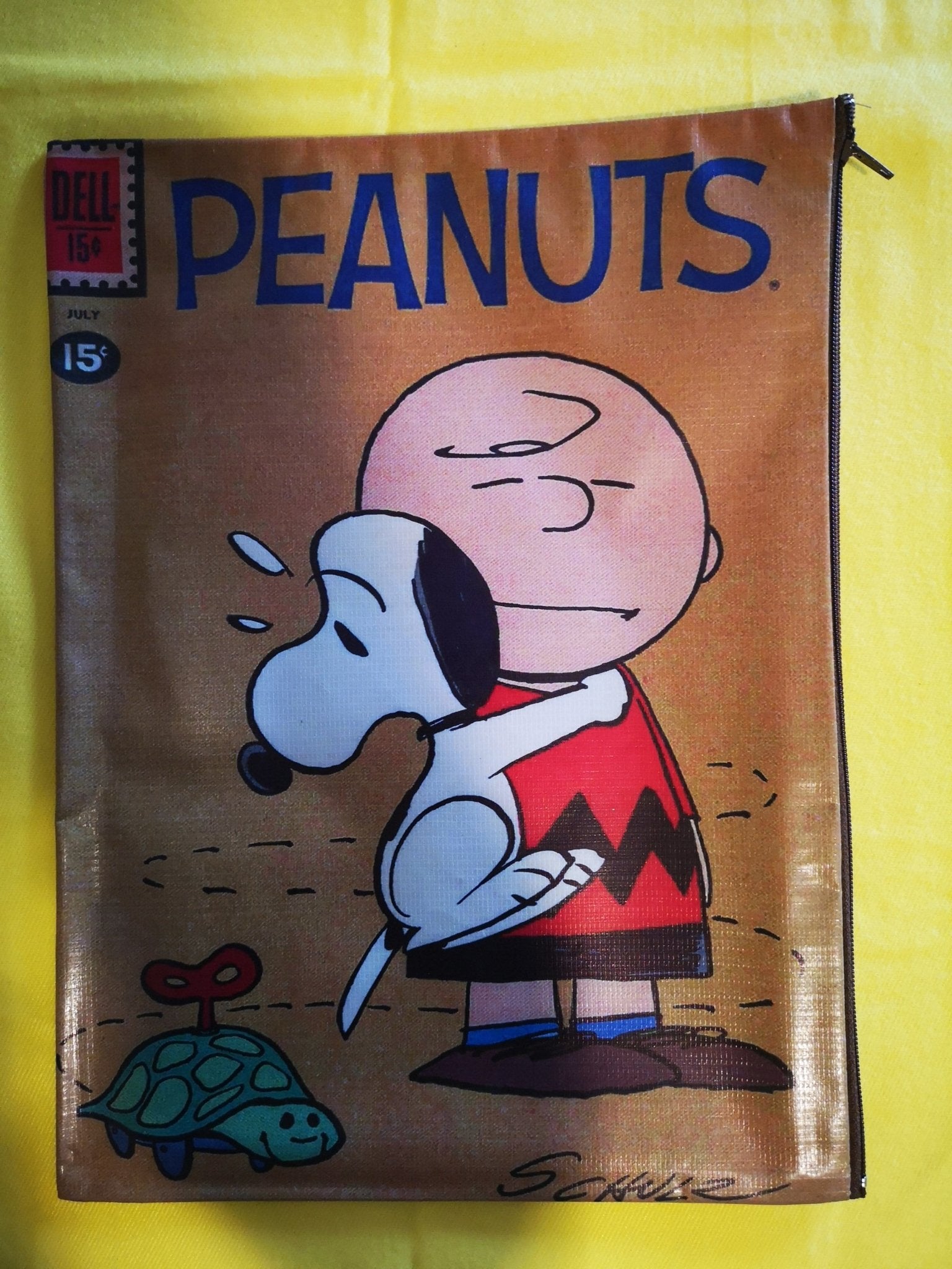 Peanuts cartoon cover clutch