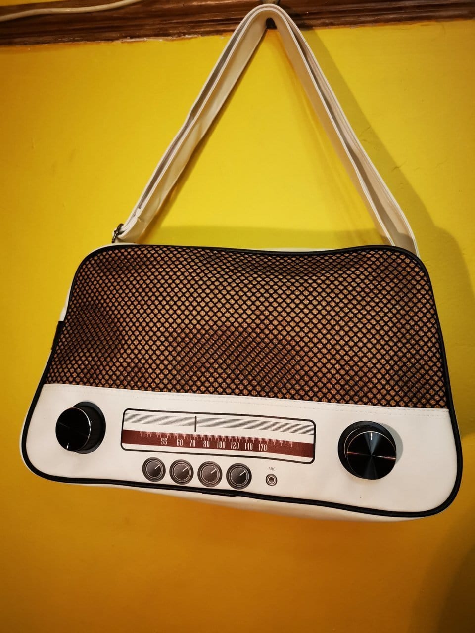 Retro Radio White bag